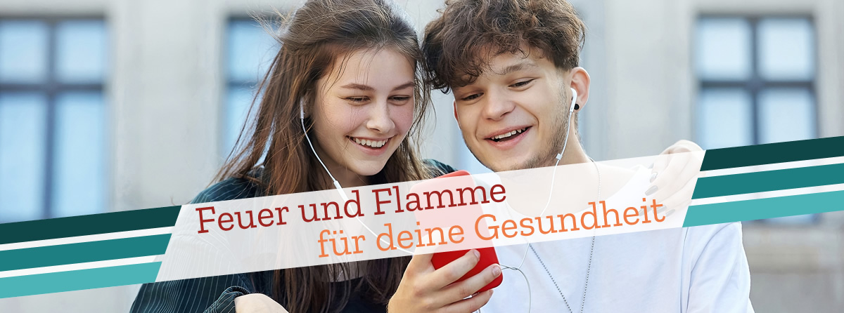 Zwei Jugendliche schauen in einem Smartphone